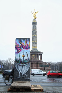 Mauerteil mit der Siegessäule im Hintergrund